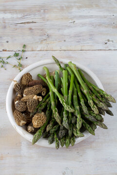 Morels and green asparagus in bowl