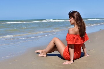 Fototapeta na wymiar Jeune femme qui profite de la plage