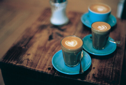 Blue coffee cups in a caf&Ocirc;&oslash;&Omega;&Ocirc;&oslash;&Omega; in UK