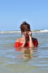 Très belle jeune femme qui se baigne
