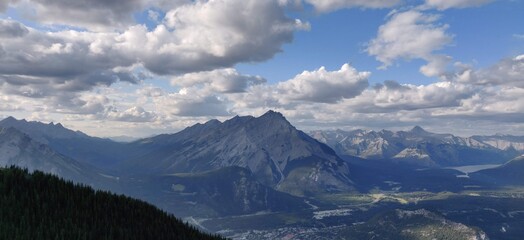 Obraz na płótnie Canvas Mountains and clouds near Banff, Alberta.