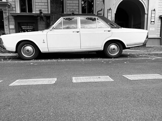 Schönes altes Auto - Oldtimer von der Seite an Häuserfront geparkt