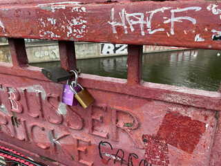 Liebesschlösser an Brücke befestigt