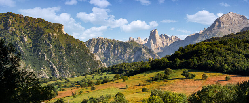 Vista panor&aacute;mica del monte Urriellu entre Picos de Europa desde el mirador de Poo de Cabrales
