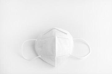Mascarilla sanitaria blanca N95, sobre fondo blanco, aislada.