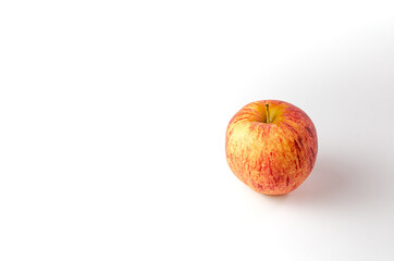 Manzana criolla hermosa y colorida sobre fondo blanco, corte, aislado.