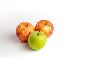 Grupo de manzanas, criollas y verdes sobre fondo blanco, aisladas, recortadas.
