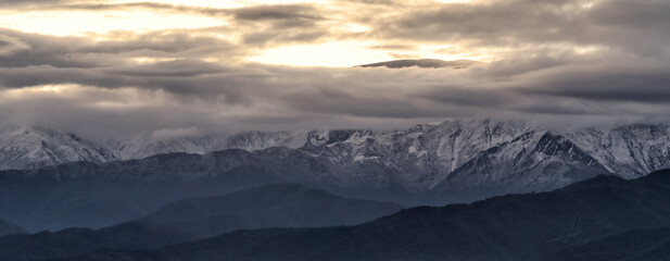 Fototapeta na wymiar Montañas nevadas