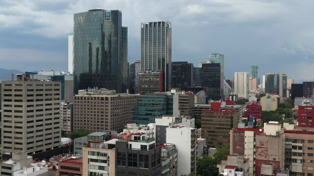 Detalle a&eacute;reo de los edificios de vivienda de la Colonia Ju&aacute;rez en la Ciudad de M&eacute;xico, el drone volando hacia el frente con un cielo azul como fondo.