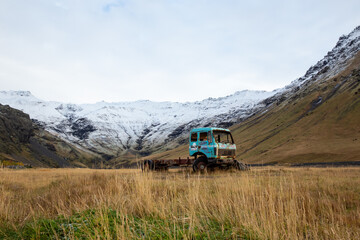 Naklejka premium abandoned truck in the mountains