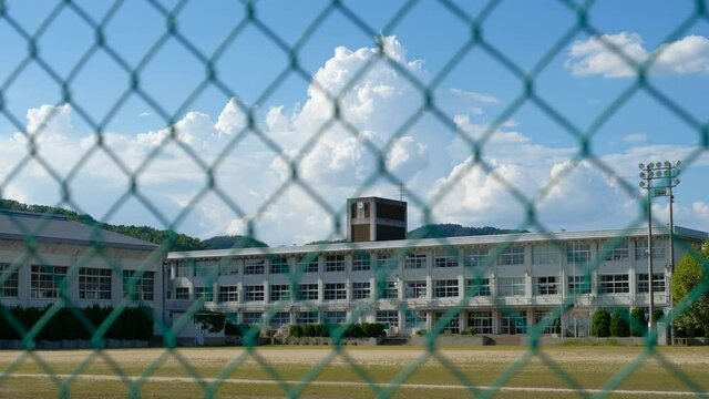 夏休みの学校　グラウンド　イメージ