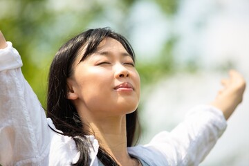 Fototapeta premium 空に向かって手を広げる女性 