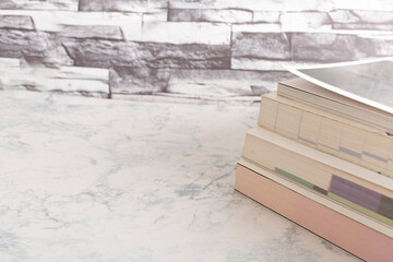 本,ブック,読書,読む,勉強,壁,白,積む,重ねる,