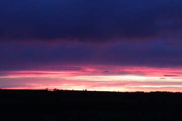 Obraz premium vibrant sunset silhouette on a shadowy prarie