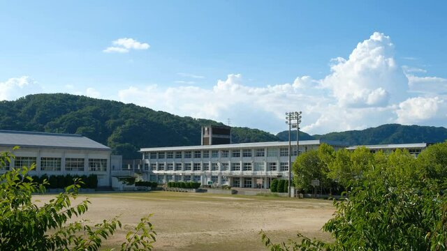 夏休みの学校　グラウンド　イメージ