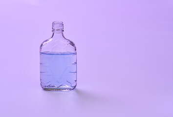 青い色水を入れた透明な空き瓶