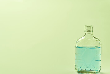 青い色水を入れた透明な空き瓶