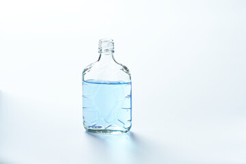 青い色水を入れた透明な空き瓶