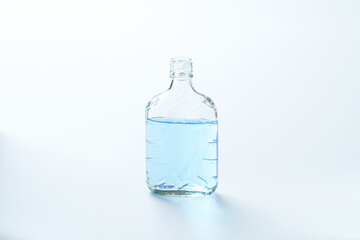 青い色水を入れた透明な空き瓶
