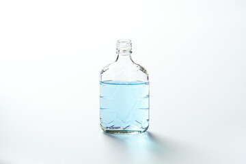 青い色水を入れた透明な空き瓶