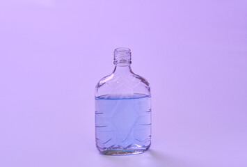 青い色水を入れた透明な空き瓶