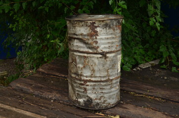 Naklejka premium A large gray barrel in the village.