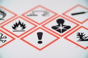 WHMIS 2015 SYMBOLS WORKPLACE HAZARDOUS MATERIAL INFORMATION SYSTEM. EXCLAMATION MARK FOCUSED SYMBOL. FOR INDICATORS AND FOR EMPLOYEE AND EMPLOYER. TOXIC MATERIAL. MAY CAUSE LESS SERIOUS HEALTH EFFECTS - obrazy, fototapety, plakaty