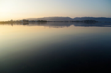 Fototapeta na wymiar 佐渡島にある加茂湖の早朝の景色
