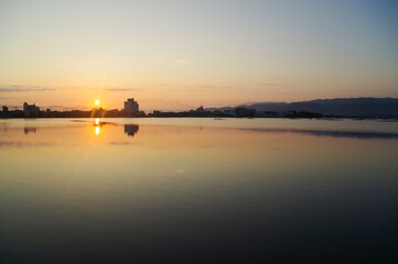 Fototapeta na wymiar 佐渡島にある加茂湖から見る朝日