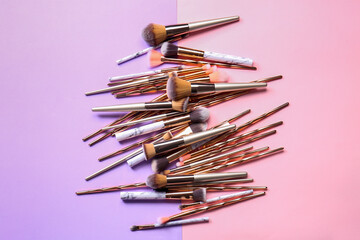Obraz premium Set of makeup brushes on color background