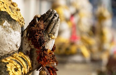 hands of angle statur whith a old garland