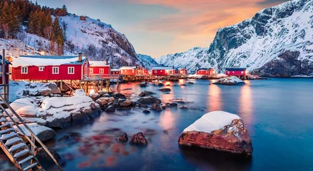 Foto auf Acrylglas Fantastisches Abendstadtbild der Stadt Nusfjord, Norwegen, Europa. Toller Sonnenuntergang auf dem Inselarchipel der Lofoten. Fabelhafte Wintermeereslandschaft des norwegischen Meeres. Leben über dem Polarkreis. © Andrew Mayovskyy