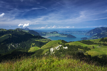 Paysage de montagne Suisse avec le lac des 4 cantons.