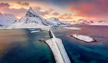 Foto op Aluminium Uitzicht vanaf vliegende drone van de Lofoten-eilanden. Verbazingwekkende winterzonsopgang op Noorwegen, Europa. Luchtfoto ochtendmening van Fredvang-brug met Volandstind-piek op achtergrond. Leven boven poolcirkel. © Andrew Mayovskyy