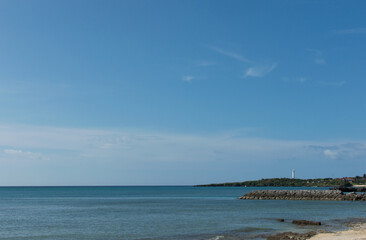 エメラルドグリーンの海と白い灯台