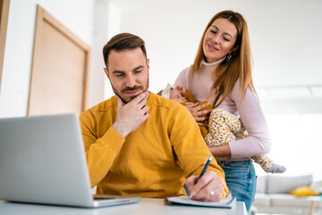 Obraz premium Young business man working on computer. Freelance concept. Successful modern family.