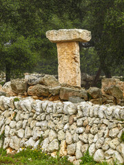 Taula en el poblado talayótico de Binissafúller. Sant Lluis. Menorca. Islas Baleares.España.