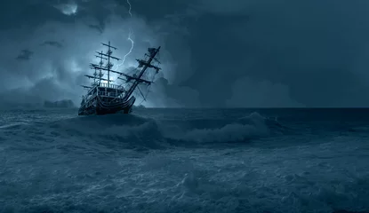 Foto op Plexiglas Schip Zeilend oud schip in stormzee op de achtergrond zware wolken met bliksem