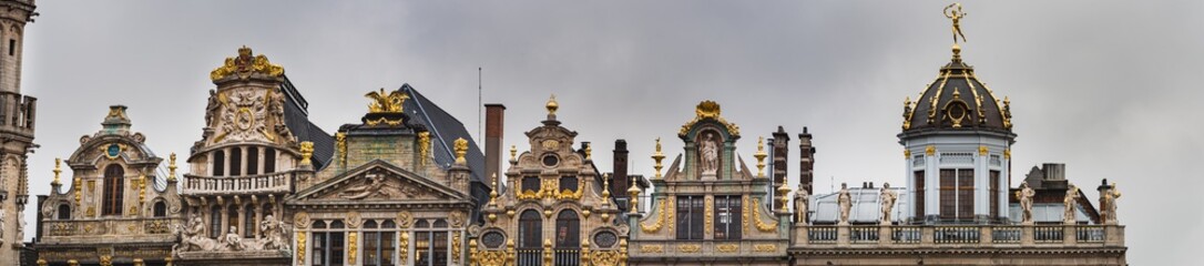Fototapeta na wymiar Baroque building facade boasts fine architecture and magnificent rooftop decorations in the Grand Place. Opulent exterior with guildhalls and renaissance outstanding ornaments - Brussels, Belgium