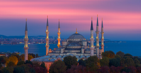 Fototapeta na wymiar The Blue Mosque, (Sultanahmet) at red sunset - Istanbul, Turkey.