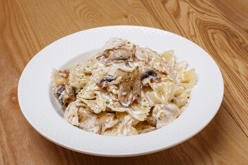 pasta with white sauce and chicken
