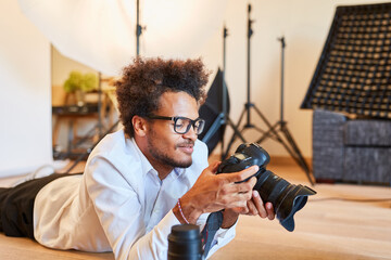 Junger Fotograf im Fotostudium prüft Kameramodus