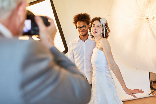 Hochzeitsfotograf macht Foto vom glücklichen Brautpaar