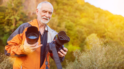 Fotograf beim Objektiv wechseln in der Natur