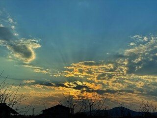 atardecer con sol poniendoce en el horizonte