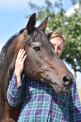 Obraz premium Reiterin mit altem American Quarter Horser Hengst