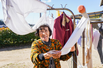 洗濯をする高齢の女性