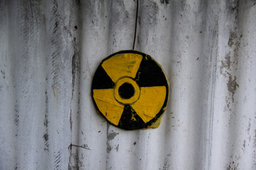 Nuclear reactor symbol. Round кotating тuclear and иiohazard Sign on the fence. Grunge biohazard...
