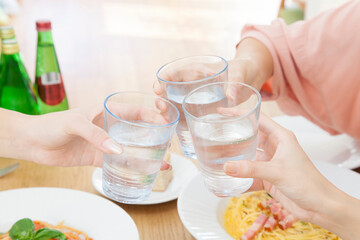 乾杯する女性の手元