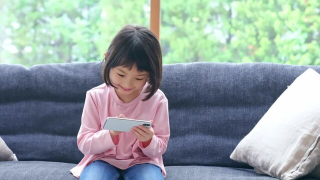 スマホで遊ぶ女の子　スマホ育児